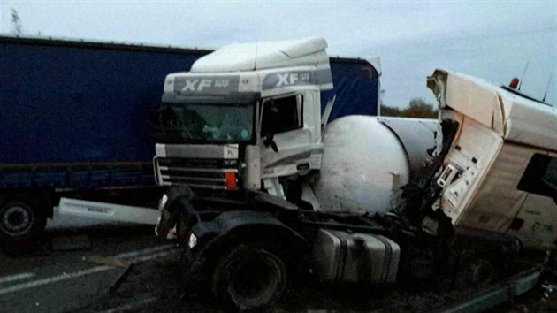 Na dlnici D35 na Olomoucku narazily osobn auto a kamion do odstaven cisterny (23. jna 2017).