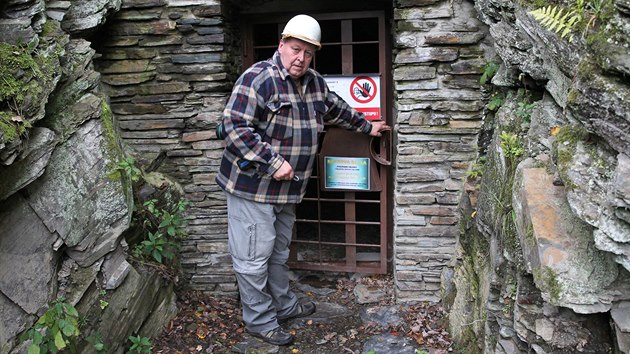 Petr Zahnaš ze spolku Zálužné před Raabovou břidlicovou štolou, která se na jaře otevře veřejnosti.