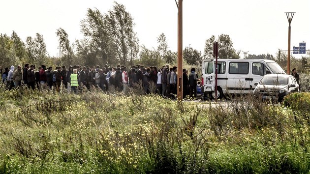 Rok po vyklizen tboit migrant u Calais, zvanho Dungle, se stle vce ne sedm set lid kad den pokou pekonat kanl La Manche a dostat se z Francie do Velk Britnie. Zde se ad u vdeje jdla rozdvanho humanitrnmi organizacemi. (21. z 2017)