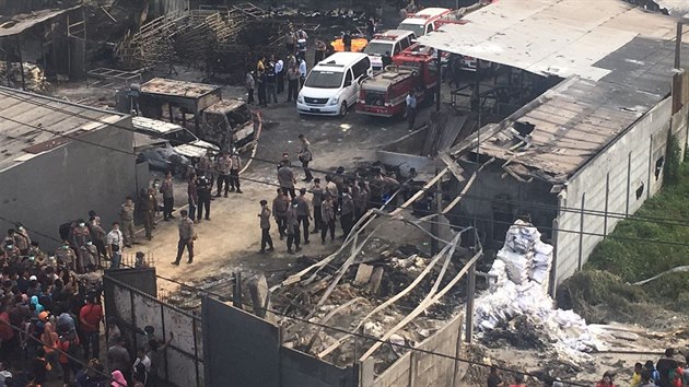 Exploze v jakartsk tovrn na zbavn pyrotechniku zabila vce ne ticet lid. (26. jna 2017)