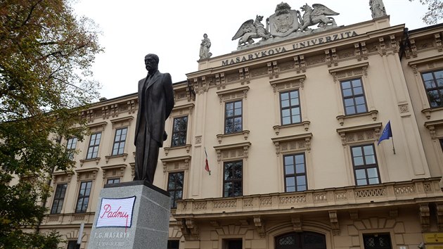 ensk uskupen Uasl umstilo na sochu T. G. Masaryka ped brnnskou lkaskou fakultou deku s npisem Padnu.