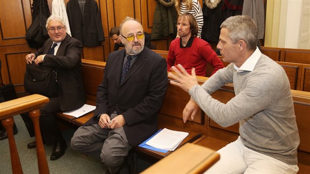 Jan kurek, Rudolf Doucha a Pavel Kuta (zleva) u soudu zabvajc se kauzou privatizace OKD (27. jna 2017)