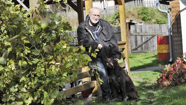 František Švihlík žije už dlouho na Vysočině. Společnost mu v Jitkově dělá fenka Barča.
