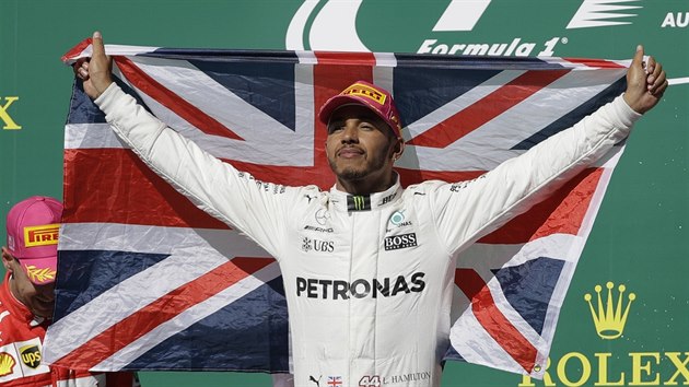Lewis Hamilton slav triumf ve Velk cen USA.