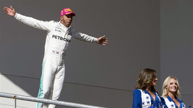 Lewis Hamilton blzniv oslavuje triumf ve Velk cen USA.