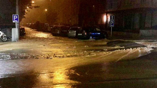V Kotlsk ulici v centru Brno prasklo potrub a voda zaplavila silnici. Jezd tudy pouze MHD.