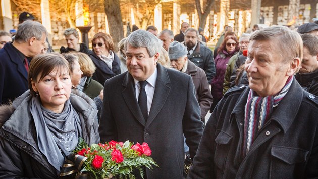 Nkolik stovek lid se v ptek ve stranickm krematoriu v Praze rozlouilo se zesnulm europoslancem Miloslavem Ransdorfem z KSM.