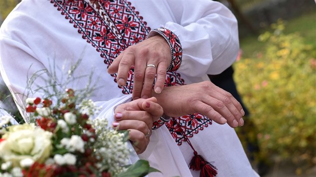 Radek a Hana Kašparovští se díky projektu umělkyně Kateřiny Šedé vzali, jako kdyby byli Ukrajinci . A dostali i chléb korovaj.