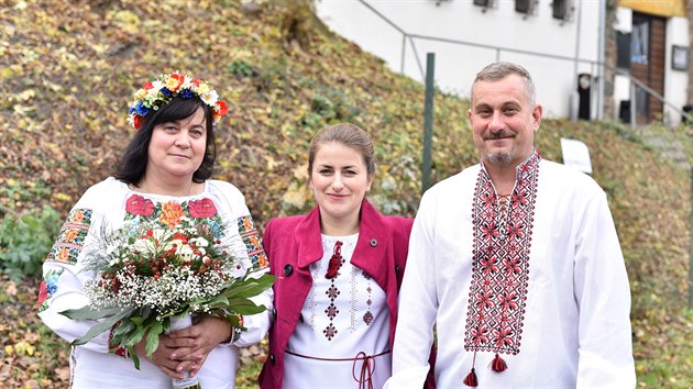 Radek a Hana Kašparovští se díky projektu umělkyně Kateřiny Šedé (uprostřed) vzali, jako kdyby byli Ukrajinci . A dostali i chléb korovaj.