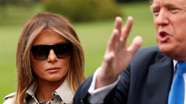 Melania Trumpov sleduje svho manela pi rozhovoru s novini (Washington, 13. jna 2017).