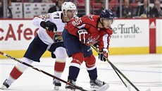 André Burakovsky (vpravo) z Washingtonu zkouší udržet puk před dotírajícím... André Burakovsky (vpravo) z Washingtonu zkouší udržet puk před dotírajícím...