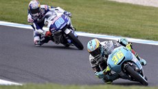 Joan Mir se naklání do zatáčky ve Velké ceně Austrálie. Za ním je Jorge Martin. Joan Mir se naklání do zatáčky ve Velké ceně Austrálie. Za ním je Jorge Martin.
