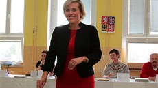 Hejtmanka Karlovarského kraje Jana Vildumetzová v Karlových Varech odevzdala... Hejtmanka Karlovarského kraje Jana Vildumetzová v Karlových Varech odevzdala...
