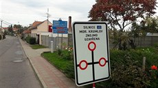 O situaci v Suchohrdlech nejlépe vypovídá značka se třemi zákazy. O situaci v Suchohrdlech nejlépe vypovídá značka se třemi zákazy.
