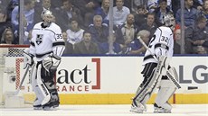 Brankář Los Angeles Jonathan Quick (vpravo) přenechává místo Darcymu Kuemperovi... Brankář Los Angeles Jonathan Quick (vpravo) přenechává místo Darcymu Kuemperovi...
