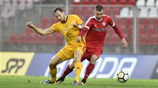 Brněnský Martin Juhar (vpravo) odstavuje od míče Jakuba Podaného z pražské... Brněnský Martin Juhar (vpravo) odstavuje od míče Jakuba Podaného z pražské...