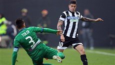 Rafael Toloi z Bergama (zády) se snaží skluzem připravit o míč Rodriga De Paula... Rafael Toloi z Bergama (zády) se snaží skluzem připravit o míč Rodriga De Paula...