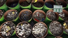 Mnohé recyklační továrny stále spoléhají na ruční práci. Mnohé recyklační továrny stále spoléhají na ruční práci.