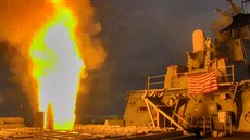 Americký torpédoborec USS Donald Cook (DDG 75) odpaluje antiraketu SM-3 bhem...