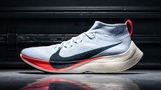 Becká bota Nike zoom Vaporfly, ve které zabhl Eliud Kipchoge maraton v Monze...