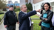 Tajemník SPD Jaroslav Staník (uprosted) nechal pivolat policii, aby odvedla...