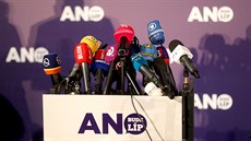 Hnutí ANO slaví, čeká se na Babišovu tiskovou konferenci. (21. října 2017) Hnutí ANO slaví, čeká se na Babišovu tiskovou konferenci. (21. října 2017)