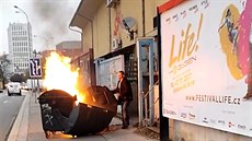 Muž zapaloval popelnice, pak skočil z prvního patra Muž zapaloval popelnice, pak skočil z prvního patra