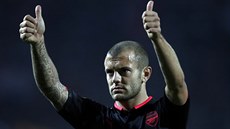PALEC NAHORU PRO FANOUŠKY. Jack Wilshere, fotbalista Arsenalu, po vítězství v... PALEC NAHORU PRO FANOUŠKY. Jack Wilshere, fotbalista Arsenalu, po vítězství v...