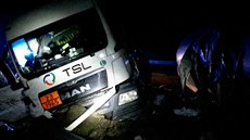 Na dálnici D35 na Olomoucku narazily osobní auto a kamion do odstavené cisterny... Na dálnici D35 na Olomoucku narazily osobní auto a kamion do odstavené cisterny...