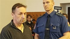 Miroslav Opatřil, obžalovaný z brutální vraždy družky, v jednací síni Krajského... Miroslav Opatřil, obžalovaný z brutální vraždy družky, v jednací síni Krajského...