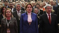 Erdoganova vyzývatelka Meral Akenerová na prvním zasedání své nové Strany...