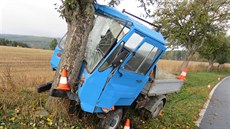 Řidič multikáry vyjel poblíž Vacova ze silnice a narazil do stromu. Řidič multikáry vyjel poblíž Vacova ze silnice a narazil do stromu.