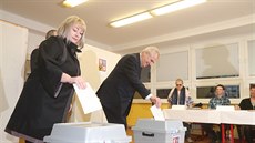 Prezident Miloš Zeman a jeho žena Ivana volili v Praze na Lužinách v ZŠ... Prezident Miloš Zeman a jeho žena Ivana volili v Praze na Lužinách v ZŠ...