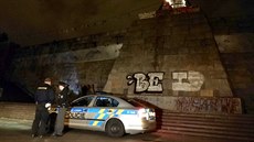 Dvacetiletý mladík v pátek večer spadl ze zdi u kyvadla na pražské Letné. Při... Dvacetiletý mladík v pátek večer spadl ze zdi u kyvadla na pražské Letné. Při...