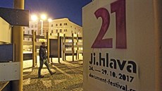 Osobitou festivalovou architekturu tvoří letos na Masarykově náměstí tato... Osobitou festivalovou architekturu tvoří letos na Masarykově náměstí tato...