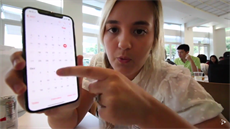Vlogerka Brooke Petersonová ukazuje iPhone X svého otce, který pracuje v Applu. Vlogerka Brooke Petersonová ukazuje iPhone X svého otce, který pracuje v Applu.