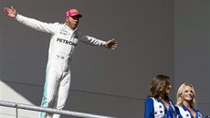 Lewis Hamilton blázniv oslavuje triumf ve Velké cen USA.