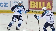 Hokejisté Plzně (zleva) Petr Straka a Matěj Chalupa se radují z gólu. Hokejisté Plzně (zleva) Petr Straka a Matěj Chalupa se radují z gólu.