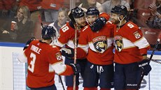 Radim Vrbata (uprostřed) přijímá gratulace spoluhráčů z Floridy k hattricku. Radim Vrbata (uprostřed) přijímá gratulace spoluhráčů z Floridy k hattricku.