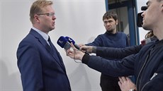 Pedseda lidovc Pavel Blobrádek hovoí s novinái po jednání pedsednictva...