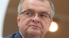 Předseda TOP 09 Miroslav Kalousek na tiskové konferenci oznamuje, že na... Předseda TOP 09 Miroslav Kalousek na tiskové konferenci oznamuje, že na...