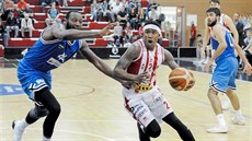 Pardubický křídelník Dominez Burnett, střelec zápasu s USK Praha, obíhá... Pardubický křídelník Dominez Burnett, střelec zápasu s USK Praha, obíhá...