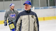Trenér Marian Jelínek na tréninku českobudějovických hokejistů. Trenér Marian Jelínek na tréninku českobudějovických hokejistů.