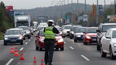 Ranní dopravu na Jiní spojce zkomplikoval pokozený autobus MHD (24.10.2017)