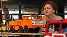 Kurátorka výstavy Michaela Bortlová s Tatrou z lega, kterou postavil Ondřej... Kurátorka výstavy Michaela Bortlová s Tatrou z lega, kterou postavil Ondřej...