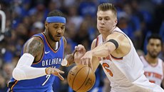 Carmelo Anthony (vlevo) z Oklahoma City bojuje o míč s Kristapsem Porzingisem z... Carmelo Anthony (vlevo) z Oklahoma City bojuje o míč s Kristapsem Porzingisem z...