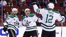 Devin Shore, Tyler Pitlick a Radek Faksa (zleva) se radují z trefy Dallasu. Devin Shore, Tyler Pitlick a Radek Faksa (zleva) se radují z trefy Dallasu.