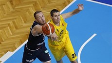 Luděk Jurečka (ve žlutém) z Opavy a Ondřej Šiška z Děčína bojují o míč. Luděk Jurečka (ve žlutém) z Opavy a Ondřej Šiška z Děčína bojují o míč.