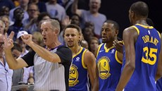 Rozhodí práv vylouil Stephena Curryho ze zápasu  Golden State v Memphisu,...