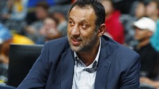 Vlade Divac na lavičce Sacramento Kings Vlade Divac na lavičce Sacramento Kings